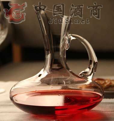 水晶玻璃制造的葡萄酒醒酒器 水晶玻璃制造的葡萄酒醒酒器